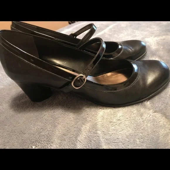 Bandolino Womens size 8.5 heels - Picture 3 of 6